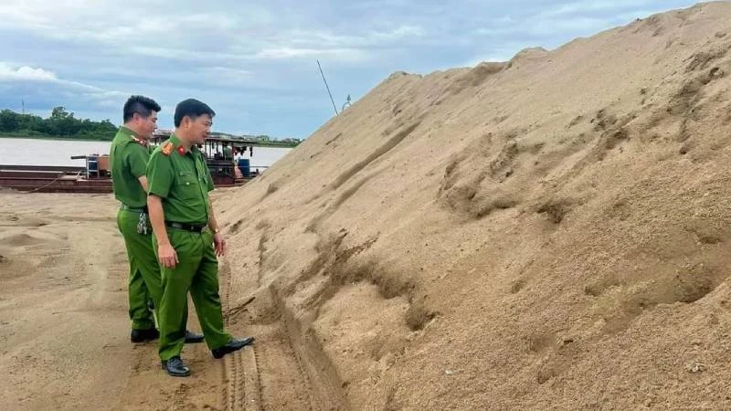 Lượng lớn cát không có nguồn gốc hợp pháp tại huyện Quảng Ninh bị Công an phát hiện và xử lý. (Ảnh: Công an Quảng Bình)