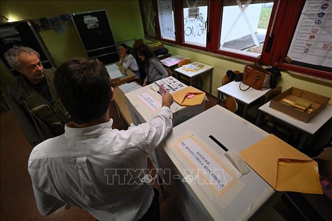 Cử tri bỏ phiếu trong cuộc tổng tuyển cử sớm tại Rome, Italia, ngày 25/9/2022. (Ảnh: AFP/TTXVN)