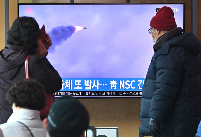 Người dân theo dõi qua truyền hình ở nhà ga Seoul (Hàn Quốc) về vụ phóng vật thể chưa xác định của Triều Tiên, sáng 27/2/2022. (Ảnh minh họa: AFP/TTXVN)