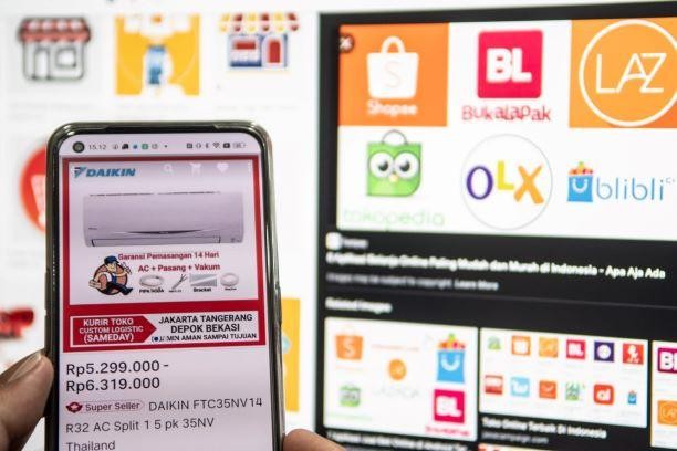 Người dân Indonesia sử dụng thiết bị điện tử để mua sắm trên nền tảng thương mại trực tuyến. Đông Nam Á được đánh giá là một trong những khu vực phát triển năng động, với những bước đi chủ động trong tiến trình chuyển đổi số. (Ảnh: Antara)