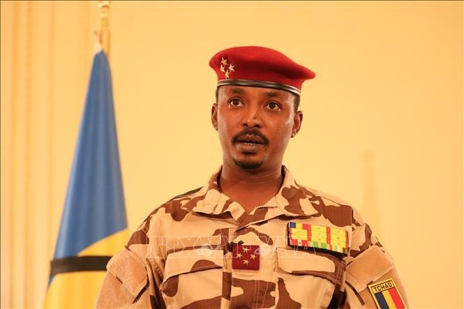 Ông Mahamat Idriss Déby, con trai cố Tổng thống Idriss Déby, người đứng đầu Hội đồng Quân sự chuyển tiếp (CMT), phát biểu tại dinh Tổng thống ở N'Djamena, ngày 27/4/2021. (Ảnh: AFP/TTXVN)