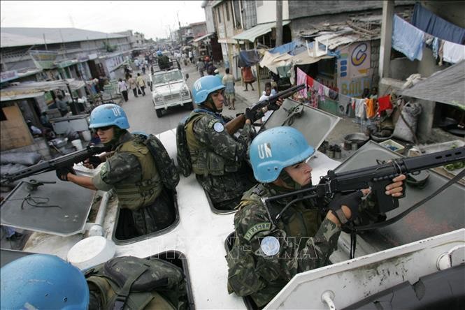 Binh sĩ giữ gìn hoà bình LHQ tuần tra trên đường phố ở thủ đô Port-Au-Prince, Haiti. (Ảnh: AFP/TTXVN)