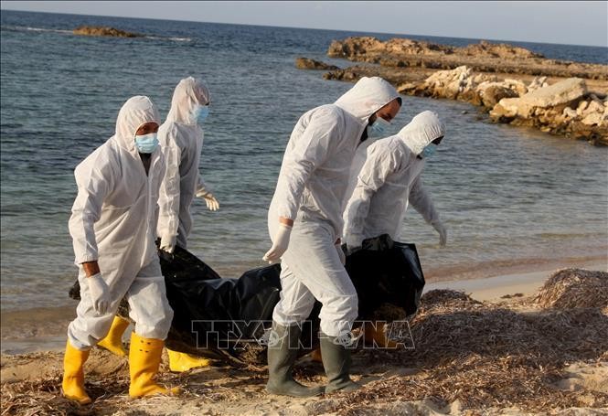 Nhân viên y tế chuyển thi thể người di cư tử vong do đuối nước tại vùng biển ngoài khơi Libya, ngày 25/11/2021. (Ảnh tư liệu: AFP/TTXVN) 
