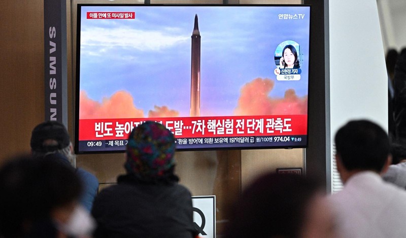 Truyền hình Hàn Quốc phát bản tin về vụ phóng tên lửa của Triều Tiên, tại Seoul, ngày 6/10/2022. (Ảnh: AFP/TTXVN)