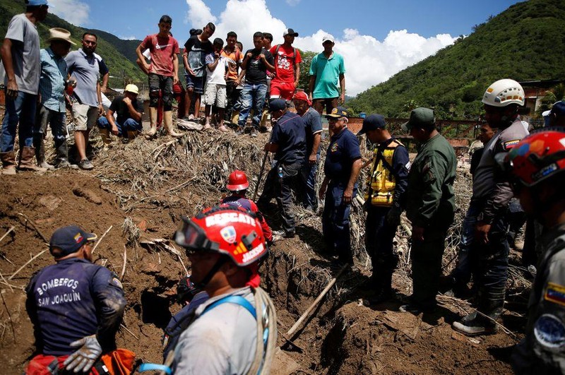 Lực lượng cứu hộ thực hiện các công tác sau lũ lụt ở Las Tejerias, bang Aragua, Venezuela, ngày 10/10/2022. Ảnh: REUTERS
