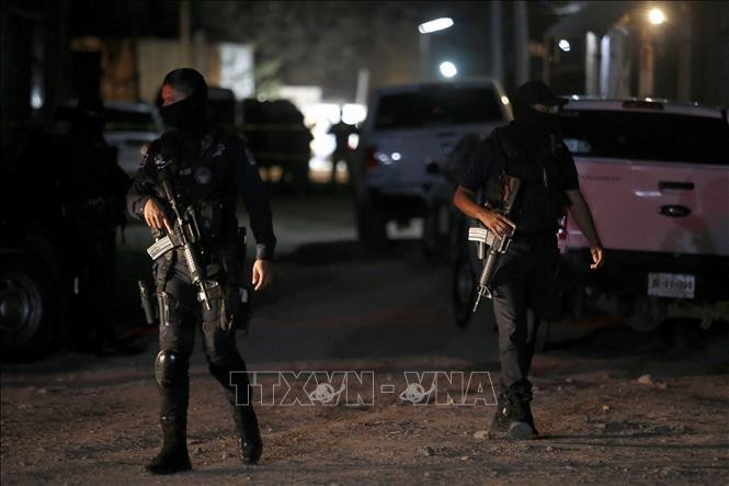 Cảnh sát điều tra tại hiện trường vụ xả súng ở Tonala, bang Jalisco, Mexico, ngày 27/2/2021. (Ảnh: AFP/TTXVN)