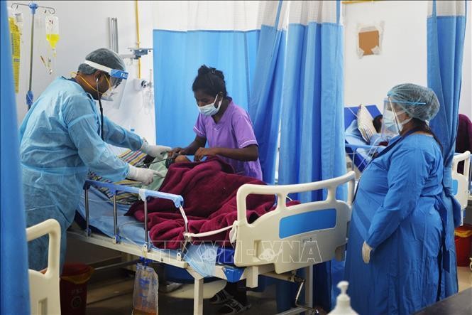 Nhân viên y tế điều trị cho bệnh nhân Covid-19 tại bệnh viện ở ngoại ô Siliguri, Ấn Độ. Ảnh tư liệu: AFP/TTXVN