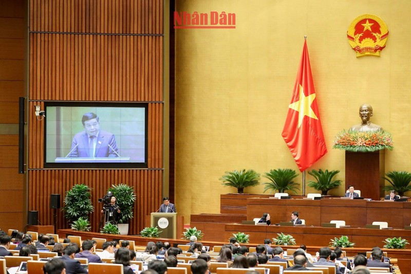 Bộ trưởng Kế hoạch và Đầu tư Nguyễn Chí Dũng trình bày Tờ trình về dự thảo Nghị quyết của Quốc hội về thí điểm một số cơ chế, chính sách đặc thù phát triển thành phố Buôn Ma Thuột. (Ảnh: DUY LINH)