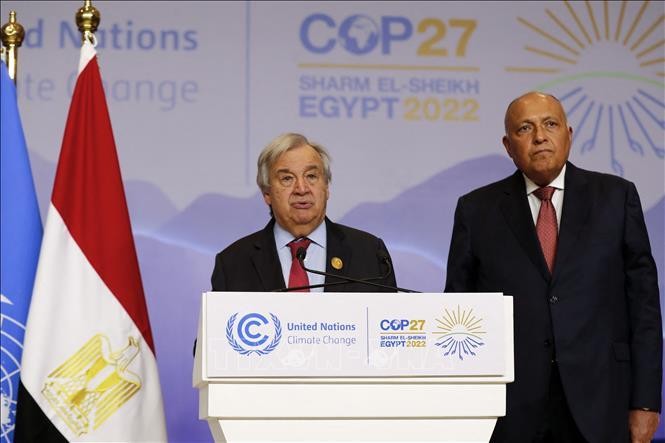 Tổng Thư ký Liên hợp quốc Antonio Guterres (trái) và Ngoại trưởng Ai Cập, Chủ tịch Hội nghị thượng đỉnh lần thứ 27 Các bên tham gia Công ước khung của Liên hợp quốc về biến đổi khí hậu (COP27) trong cuộc họp báo tại Sharm el-Sheikh (Ai Cập), ngày 17/11/2022. (Ảnh: AFP/TTXVN)