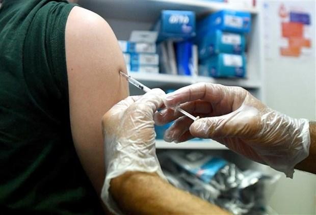 Nhân viên y tế tiêm vaccine phòng bệnh đậu mùa khỉ cho người dân tại Lille (Pháp), ngày 10/8/2022. (Ảnh: AFP/TTXVN)