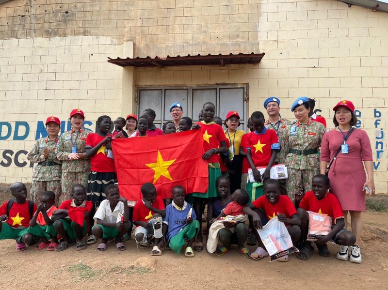 Tổ phụ nữ và Đoàn thanh niên Bệnh viện dã chiến cấp 2.4 của Việt Nam tổ chức các hoạt động dân vận (hoạt động CIMIC) tại một trường học ở Nam Sudan. (Ảnh do Bệnh viện dã chiến số 2.4 của Việt Nam cung cấp)