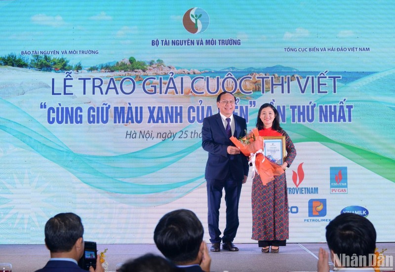 Thứ trưởng Bộ Tài nguyên và Môi trường Lê Công Thành trao giải nhất cho tác giả Mai Lữ, Báo Nhân Dân.
