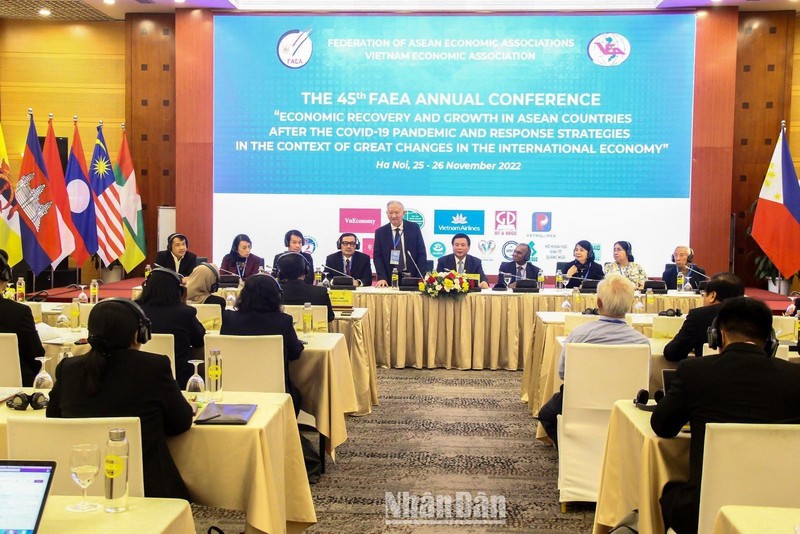 Toàn cảnh phiên khai mạc Hội nghị Liên đoàn các Hội Kinh tế Đông Nam Á (FAEA) lần thứ 45 tại Hà Nội sáng 25/11. (Ảnh: TRUNG HƯNG)