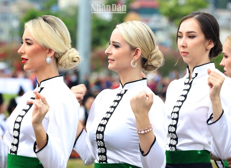 Các thí sinh Hoa hậu Du lịch thế giới trong trang phục truyền thống của đồng bào dân tộc Thái.