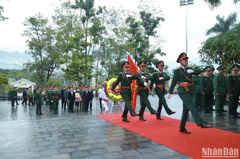 Nguyên Chủ tịch nước Trương Tấn Sang và các đại biểu thực hiện nghi thức truy điệu hài cốt liệt sĩ tại Nghĩa trang Liệt sĩ quốc gia Vị Xuyên.