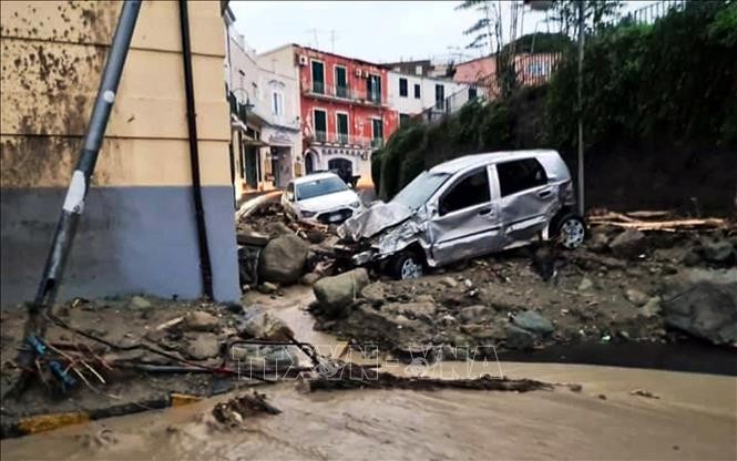 Xe ô-tô bị hư hại sau trận lở đất trên đảo Ischia, Italia, ngày 26/11/2022. (Ảnh: AFP/TTXVN)