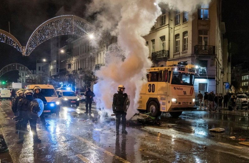 Bạo loạn ở thủ đô Brussels sau trận đấu giữa Bỉ và Maroc. (Ảnh: AP)