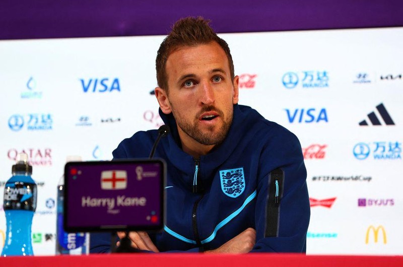 Tiền đạo Harry Kane phát biểu tại họp báo trước trận đấu trong khuôn khổ vòng 1/8 World Cup 2022 với Senegal. (Ảnh: Reuters)