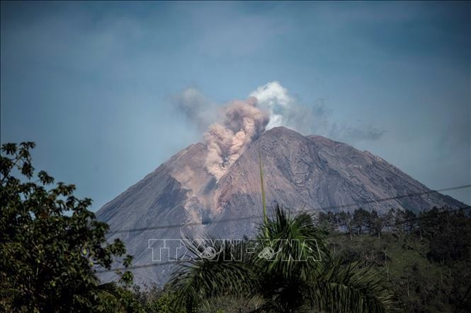 Tro bụi phun lên từ miệng núi lửa Semeru, nhìn từ làng Curah Kobokan ở Lumajang, Indonesia, ngày 10/12/2021. (Ảnh: AFP/TTXVN)