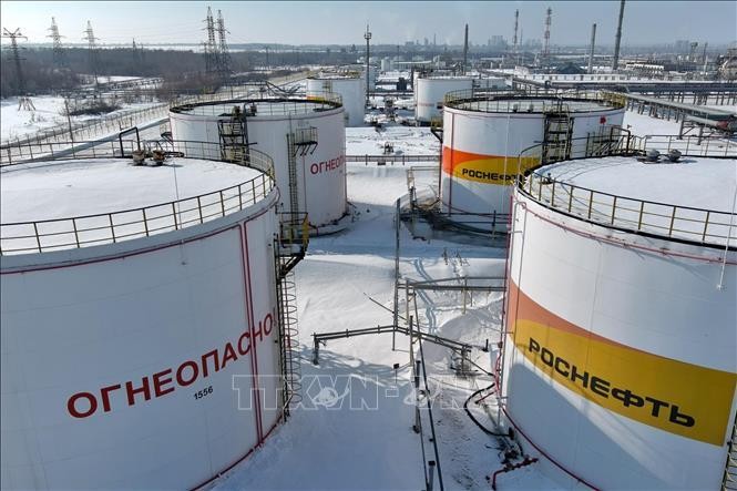 Các bể chứa dầu tại cơ sở lọc dầu Novokuibyshevsk của Nga. (Ảnh: TASS/TTXVN)