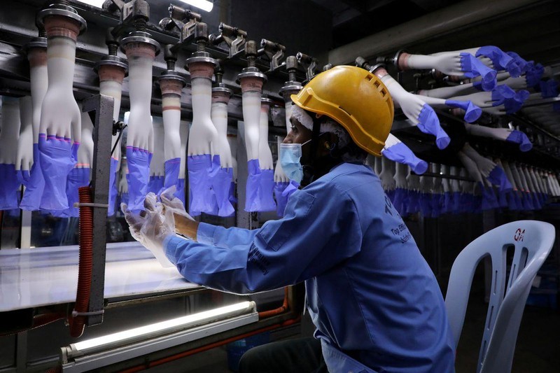 Công nhân làm việc tại nhà máy sản xuất găng tay Top Glove ở Shah Alam, Malaysia. (Ảnh: Reuters)