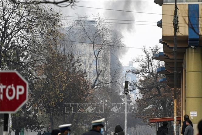 Khói bốc lên từ hiện trường vụ tấn công tại khu vực Shahr-e-Naw ở trung tâm Kabul, Afghanistan, ngày 12/12/2022. (Ảnh: AFP/TTXVN)