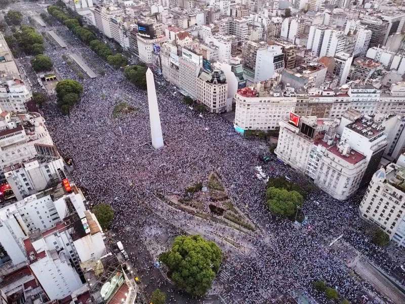 Người Argentina phủ kín đường phố Buenos Aires mừng đội tuyển nước này vào chung kết World Cup. (Ảnh: Reuters)