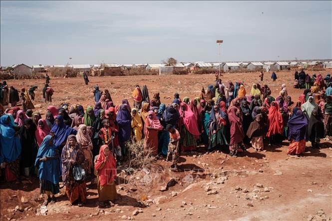 Người dân chờ nhận hàng viện trợ tại một trại tị nạn ở Baidoa, Somalia. (Ảnh tư liệu: AFP/TTXVN)