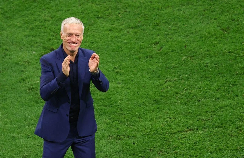Huấn luyện viên Deschamps mừng chiến thắng trước Marco ở trận bán kết World Cup 2022. (Ảnh: Reuters)