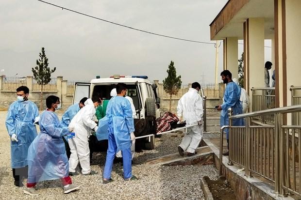 Nhân viên y tế chuyển nạn nhân tử vong trong vụ cháy ở Charikar, Afghanistan, ngày 18/12/2022. (Ảnh: AFP/TTXVN)
