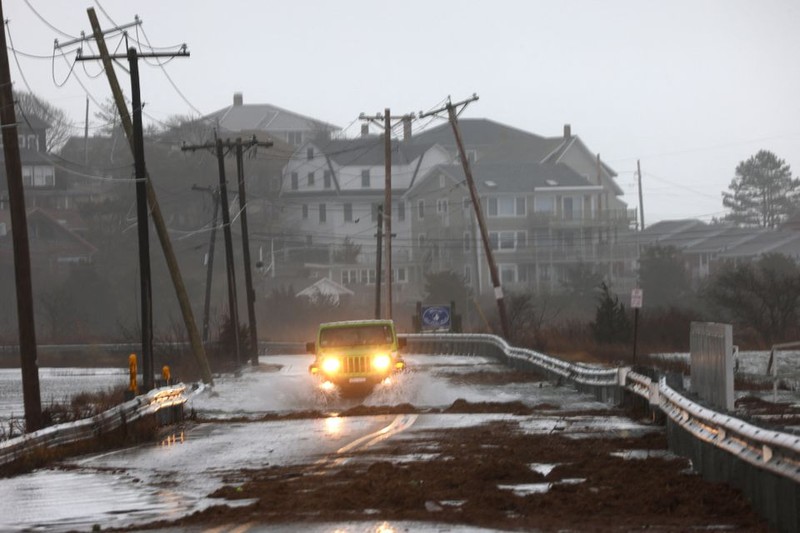 Triều cường do ảnh hưởng từ bão mùa đông gây ngập lụt ở Gloucester, Massachusetts, Mỹ, ngày 23/12/2022. (Ảnh: Reuters)