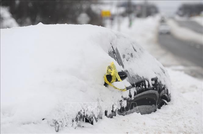 Tuyết phủ trắng xoá ở Boulevard, ngoại ô thành phố Buffalo, bang New York (Mỹ), ngày 26/12/2022. (Ảnh: AFP/TTXVN)