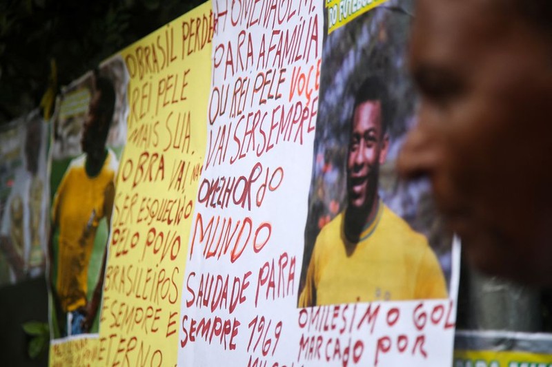 Người hâm mộ trưng các biểu ngữ ca ngợi huyền thoại bóng đá Pelé bên ngoài bệnh viện nơi ông đã điều trị trước khi qua đời, Sao Paulo, Brazil, ngày 30/12/2022. (Ảnh: Reuters)