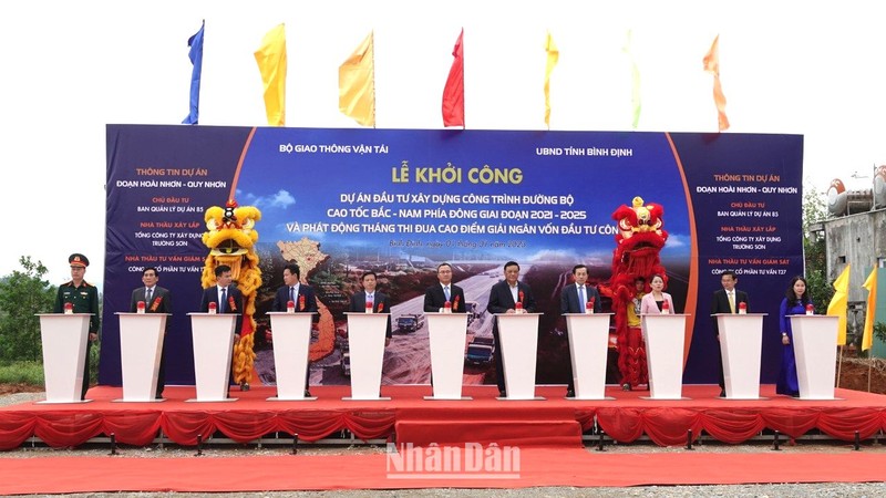 Các đại biểu thực hiện nghi thức khởi công dự án thành phần đoạn Hoài Nhơn-Quy Nhơn thuộc Dự án xây dựng công trình đường bộ cao tốc bắc-nam phía Đông giai đoạn 2021-2025 tại điểm cầu Ân Phong, huyện Hoài Ân, tỉnh Bình Định.