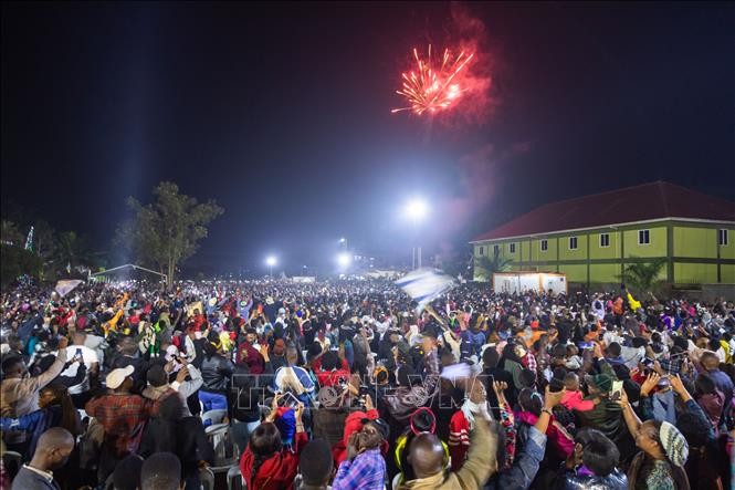 Người dân xem pháo hoa đón năm mới tại Kampala, Uganda, ngày 1/1/2023. (Ảnh: AFP/TTXVN)