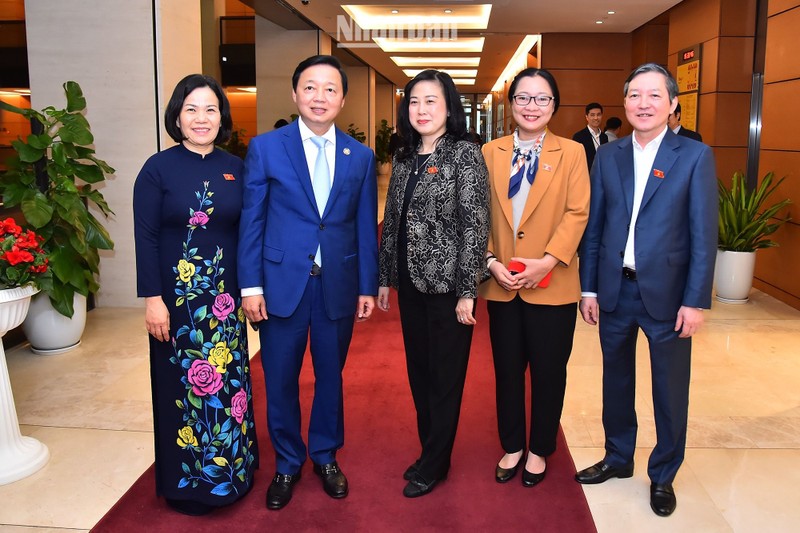 Tân Phó Thủ tướng Chính phủ Trần Hồng Hà cùng các đại biểu Quốc hội bên hành lang Kỳ họp bất thường lần thứ hai, Quốc hội khóa XV, ngày 5/1/2023. (Ảnh: THỦY NGUYÊN)