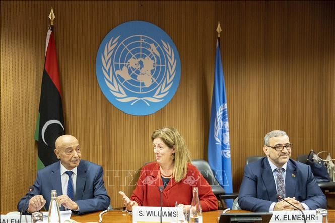 Chủ tịch Quốc hội ở miền đông Libya Aguila Saleh (trái), Cố vấn đặc biệt của Liên hợp quốc về Libya Stephanie Williams và Chủ tịch Hội đồng Cấp cao Nhà nước Libya Khaled Al-Mishri tại cuộc họp ở Geneva, Thụy Sĩ, ngày 28/6/2022. (Ảnh tư liệu: AFP/TTXVN)