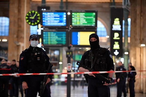 Cảnh sát phong tỏa hiện trường vụ tấn công bằng dao tại nhà ga Gare du Nord ở thủ đô Paris (Pháp), ngày 11/1/2023. (Ảnh: AFP/TTXVN)