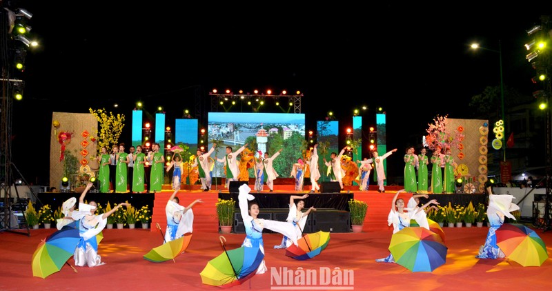 Biểu diễn chương trình nghệ thuật “Mừng Đảng-Mừng Xuân Quý Mão 2023” tại Quảng trường Nguyễn Tất Thành.