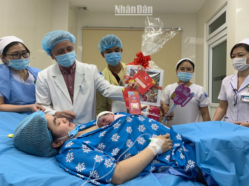 Lãnh đạo Bệnh viện Từ Dũ đến thăm, tặng quà cho các công dân nhí đầu tiên của Thành phố Hồ Chí Minh. Mỗi em bé nhận được 1 chỉ vàng và nhiều quà tặng ý nghĩa.