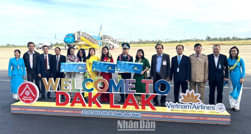 Lãnh đạo Sở Văn hóa, Thể thao và Du lịch, Hiệp hội Du lịch tỉnh Đắk Lắk cùng đại diện các đơn vị liên quan ra tận sân bay đón đoàn du khách đầu tiên đến với tỉnh.