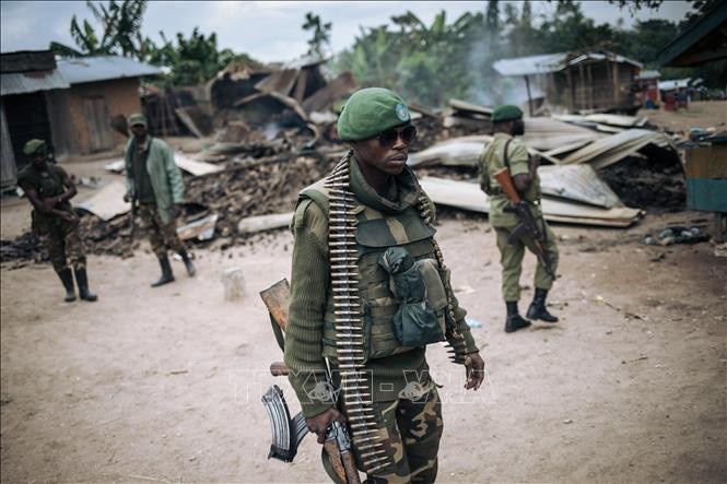 Binh sĩ quân đội CHDC Congo tuần tra tại làng Manzalaho gần Beni sau 1 vụ tấn công của phiến quân. (Ảnh: AFP/TTXVN)
