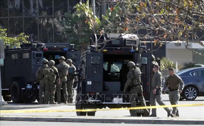 Cảnh sát điều tra tại hiện trường vụ xả súng ở Monterey Park, California, Mỹ, ngày 22/1/2023. (Ảnh: AP/TTXVN)