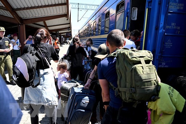 Người tị nạn từ thành phố Odessa, Ukraine, sơ tán tới Przemysl, Ba Lan. (Ảnh: PAP/TTXVN)