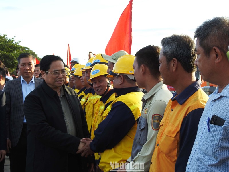 Thủ tướng Chính phủ Phạm Minh Chính cùng Đoàn công tác và lãnh đạo các Bộ, ngành Trung ương và tỉnh Ninh Thuận thăm hỏi đội ngũ kỹ sư, cán bộ, nhân viên thi công dự án.
