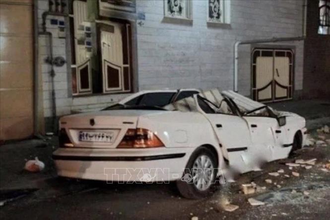 Một xe ô-tô bị hư hại sau trận động đất gần thành phố Khoy, Iran ngày 29/1/2023. (Ảnh: TWITTER/TTXVN)