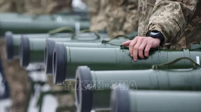 Quân nhân Ukraine tại lễ chuyển giao các thiết bị quân sự và vũ khí hạng nặng tại Kiev. (Ảnh tư liệu: Getty Images/TTXVN)