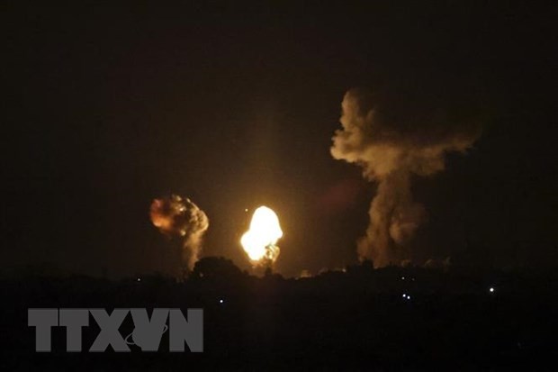 Khói lửa bốc lên sau khi máy bay Israel không kích xuống Khan Yunis, phía nam Dải Gaza ngày 2/1/2022. (Ảnh: AFP/TTXVN)