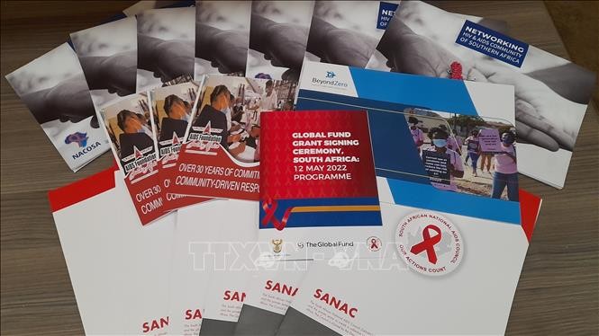 Tờ rơi tuyên truyền phòng, chống HIV/AIDS tại Nam Phi. (Ảnh: TTXVN)