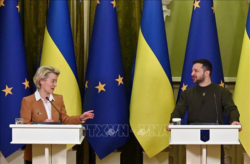 Chủ tịch Ủy ban châu Âu Ursula von der Leyen (trái) trong cuộc họp báo chung sau hội đàm với Tổng thống Ukraine Volodymyr Zelensky tại Kiev, ngày 2/2/2023. (Ảnh: AFP/TTXVN)